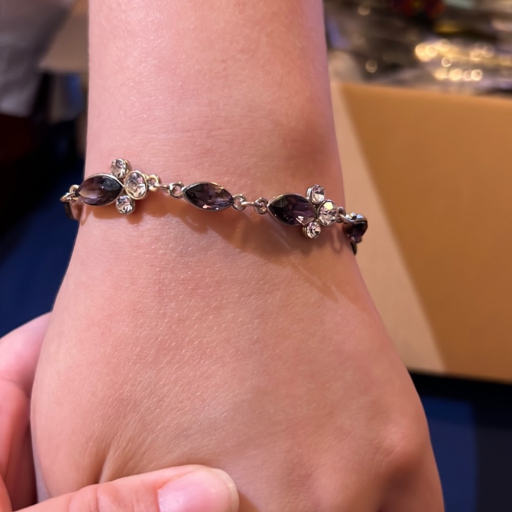 Fantasy bracelet with 17 rings to adjust.